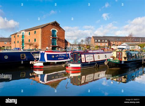 Canal Boats Shardlow Narrow Boats On The Trent And Mersey Canal