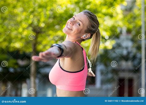 Un Atleta Hermoso Que Estira Sus Brazos Foto De Archivo Imagen De