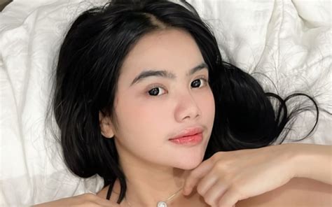 Pose Di Ranjang YouTuber Hot Fbyana Bikin Netizen Pusing Okezone