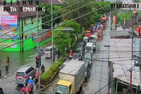 Semarang Dikepung Banjir Hujan Deras Berjam Jam Lebih Baik Di Rumah