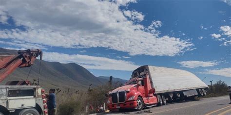 Vuelca tráiler cargado con limones en carretera SLP Tula Victoria