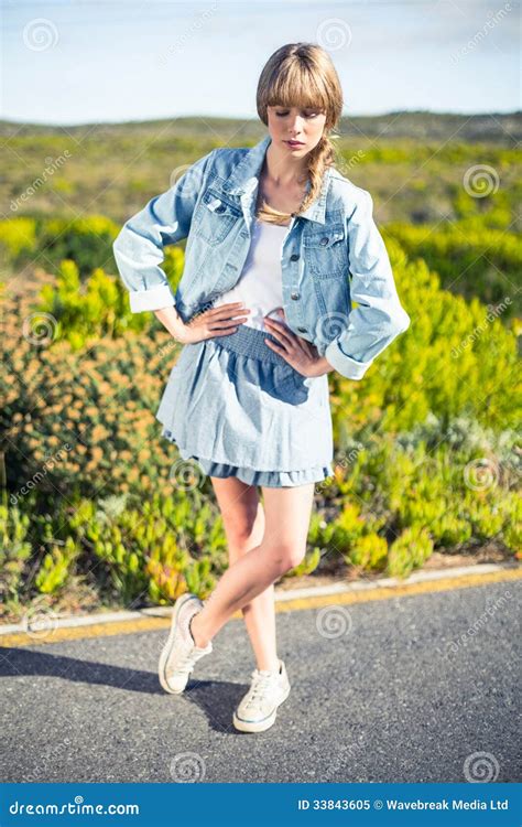 Pose Blonde Attrayante La Mode Sur Le Bord De La Route Image Stock Image Du Type Caucasien