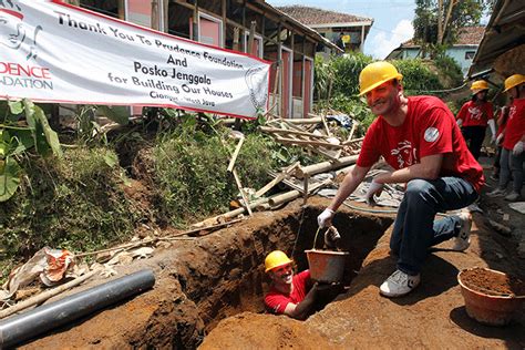 Bantuan Hunian Sementara Dan Fasilitas MCK Bagi Korban Terdampak Gempa