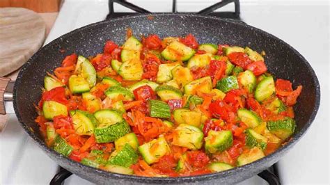 Poêlée de courgettes aux tomates et à la carotte un accompagnement