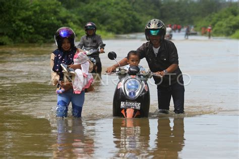 BANJIR AKIBAT TINGGINYA CURAH HUJAN | ANTARA Foto