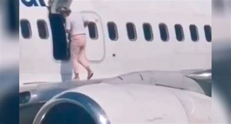 Video viral Mujer caminó sobre el ala de un avión porque tenía calor