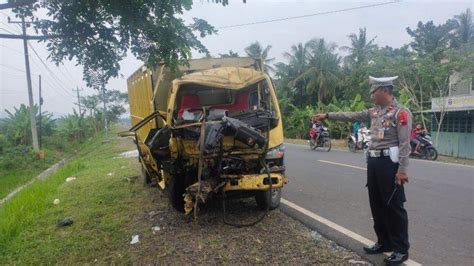 Dua Orang Tewas Dalam Kecelakaan Adu Banteng Truk Vs Truk Di JLSS