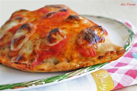 Calzone Con Mozzarella E Prosciutto Crudo Cotto E Postato