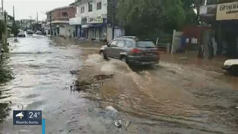 VÍDEO chuva forte em São João da Boa Vista causa alagamentos em ruas e