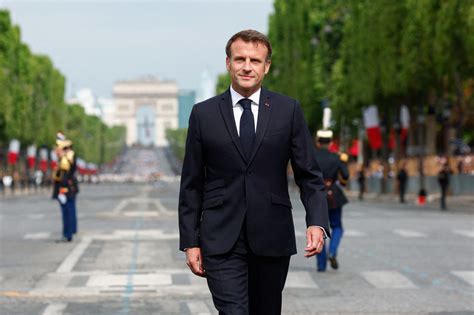 Emmanuel Macron hué pendant les célébrations du 14 juillet Moustique