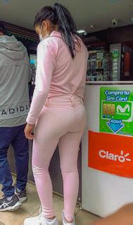 Chava Con Pantalon Pegado Marcando Calzon En La Tienda Mujeres Bellas