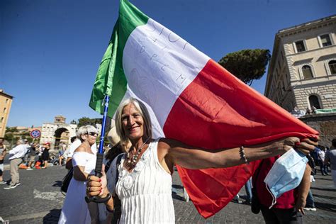 Coronavirus a Roma il corteo no mask dei negazionisti È la piazza