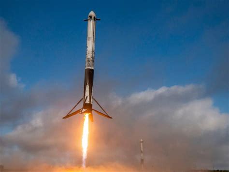 SpaceX lanzó cohete Falcon Heavy el más poderoso del mundo