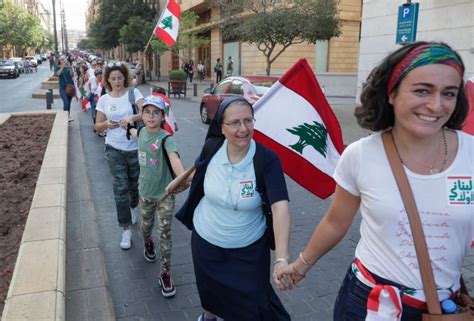 In Pictures Lebanese Form A Human Chain To Support Protests News