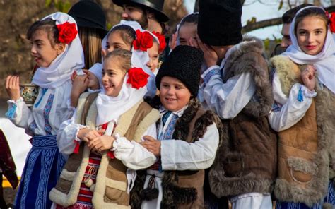 Obiceiuri și tradiţii de Crăciun în România şi în lume LONCOLOR