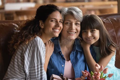 Retrato De Tres Generaciones Familia Abuela Daughte Crecido Foto De