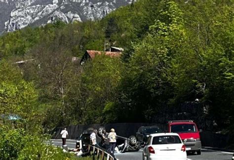 Prometna nesreća u Grabovici Automobil završio na krovu Bljesak info