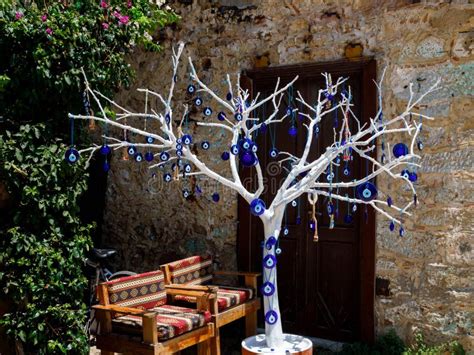 El Blanco Y Antiguo Rbol Decorado Con Los Amuletos De La Forma De Los