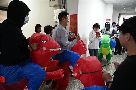 賀新春！臺東縣長饒慶鈴至鯉魚山、中央市埸拜年 並感謝縣府同仁辛勞 預祝新年快樂 龍騰四海 蕃新聞