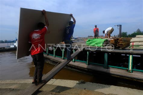 Kapal Angkut Barang Di Sungai Kapuas ANTARA Foto