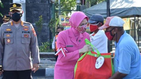 Polwan Dan Ibu Ibu Bhayangkari Polres Sidoarjo Bagikan Bansos Pada