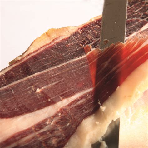 Cómo abrir cortar y mantener un jamón ibérico Recetas La Masía