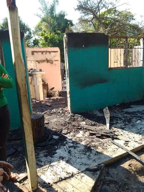 Familia De Valle Verde Jalpan Pierde Sus Pertenencias En Incendio De