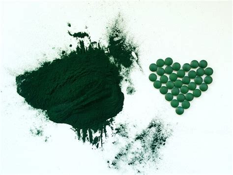 Espirulina Hawaiana Verde En Cucharadas De P Ldoras Y Polvo Sobre Fondo