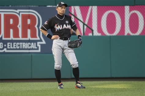 Mlb》鈴木一朗帥氣滑接 形成另類雙殺（影音） 自由體育