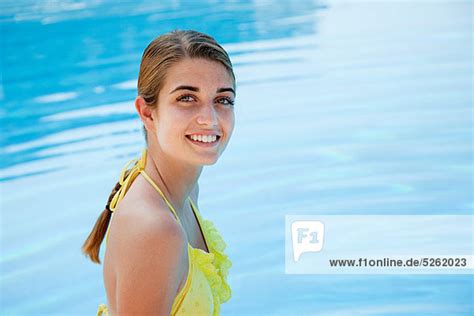 Portrait Frau Bikini Gelb Jung Schwimmbad