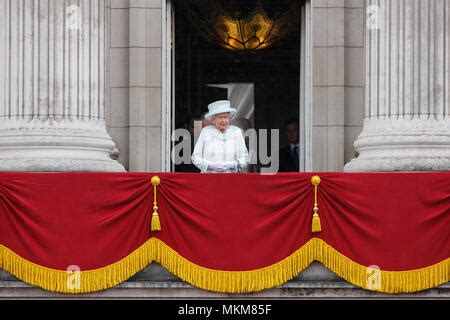 QUEEN ELIZABETH II on balcony of Buckingham Palace after her Stock Photo - Alamy