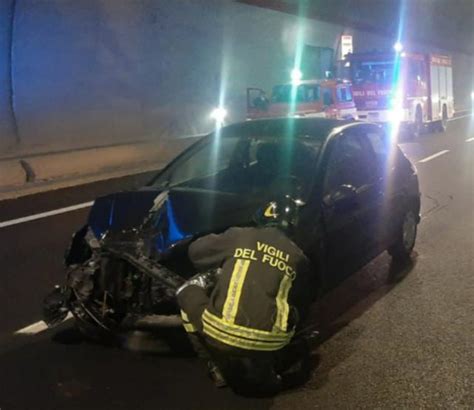 Incidente Fabriano Paura In Galleria Per Lo Scontro Tra Auto E Camion