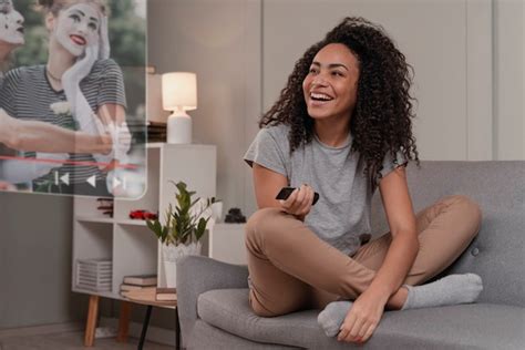 Mujer De Tiro Completo Mirando La Pantalla Flotante Foto Gratis