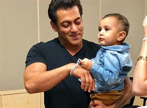 Salman Khan Playing With Irfan Pathan S Son Imran At IPL 2018 Finale Is