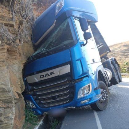 Motorista Evita Trag Dia E Bate Carreta Num Barranco Em Vit Ria Da