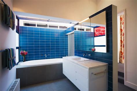 Badezimmer Mit Blauen Wandfliesen Bild Kaufen 11024329 Living4media