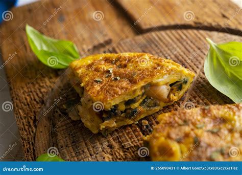 Tortilla De Patatas Con Gambas Receta Tradicional De Tapa Con Cebolla