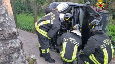 Incidente stradale in via Gorizia a Forlì auto esce di strada e si