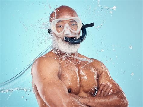 Snorkel De Respingos De Gua E Cuidados A Pele Do Homem Negro Em