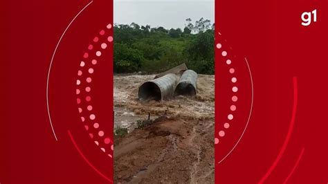 Manilhas São Levadas Pela Correnteza Durante Chuva No Vale Do