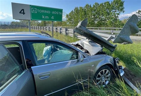 Aostano Esce Di Strada Sulla Bretella Tra Ivrea E Santhi Ferito