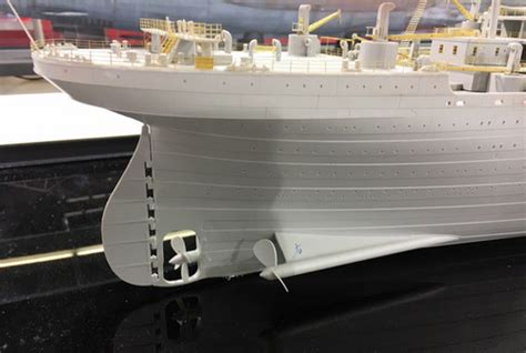 Trumpeter 1/200 Titanic Kit with LED