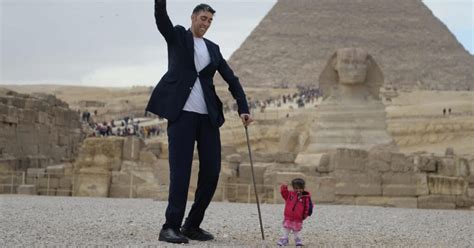 The World S Tallest Man Met The World S Shortest Woman And Just Look