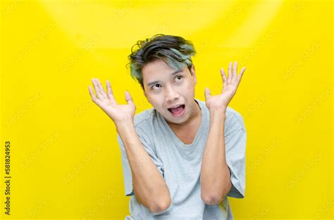 Foto De Crazy Happy Asian Man With Funny Hairstyle Making Grimace Silly Funny Freak Face Man In