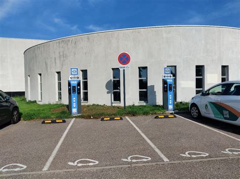 Borne de recharge pour ve robuste et aux normes pmr destinée aux erp à