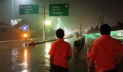 Banjir Di Tol BSD Akibat Hujan Deras Dan Saluran Drainase Buruk