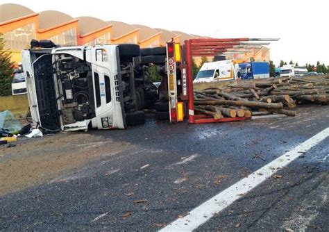 Camion Di Legname Si Ribalta In A8 VareseNews Foto