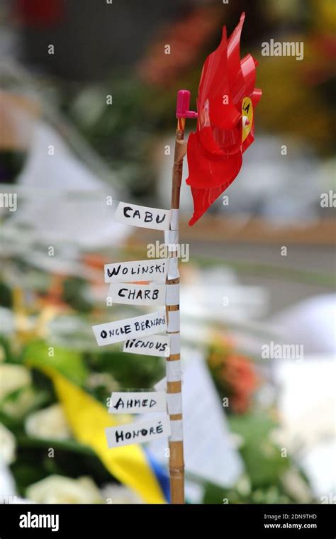 Fleurs Bougies Messages Et Stylos En Hommage Aux 12 Personnes Qui