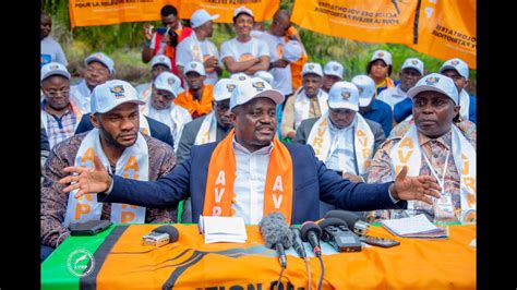 1er Congrès de lAVRP Muhindo Nzangi Butondo devant la presse à