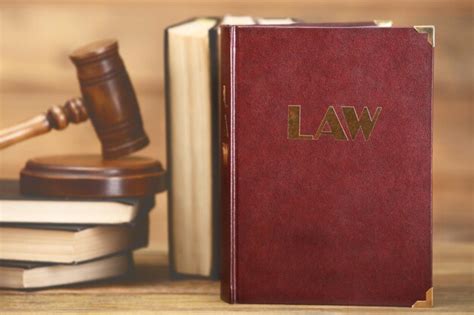 Premium Photo Judge Gavel And Books On Wooden Table